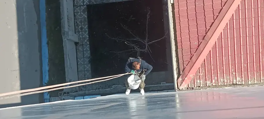 کار در ارتفاع ساختمان با راپل در رشت